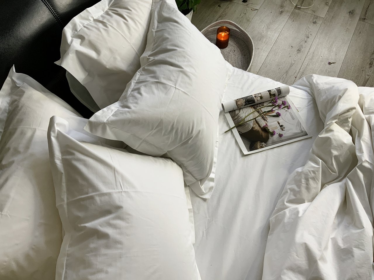 Картинка Белое постельное у нас часто ассоциируется с отпуском, отдыхом и хорошим настроением